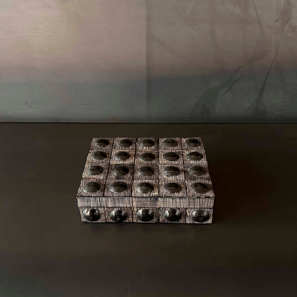 CAJA HUESO NEGRA CON BOLAS.   EUSAN017