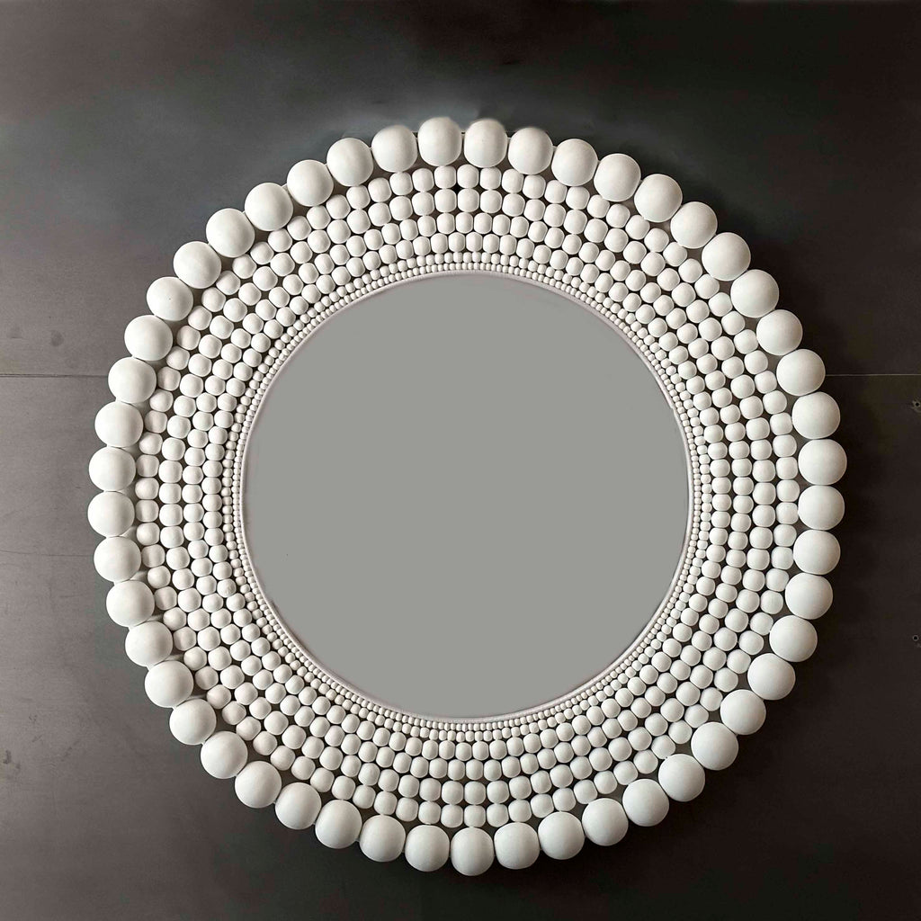 ESPEJO BOLAS MADERA BLANCAS.  INARA001
