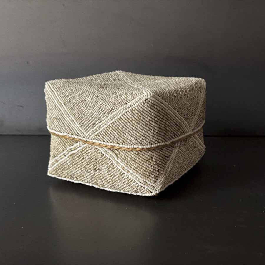 CANASTO BEIGE CUENTAS BLANCAS.  INJAY009A