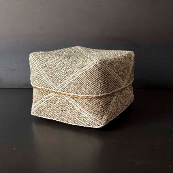 CANASTO BEIGE CUENTAS BLANCAS.  INJAY009A