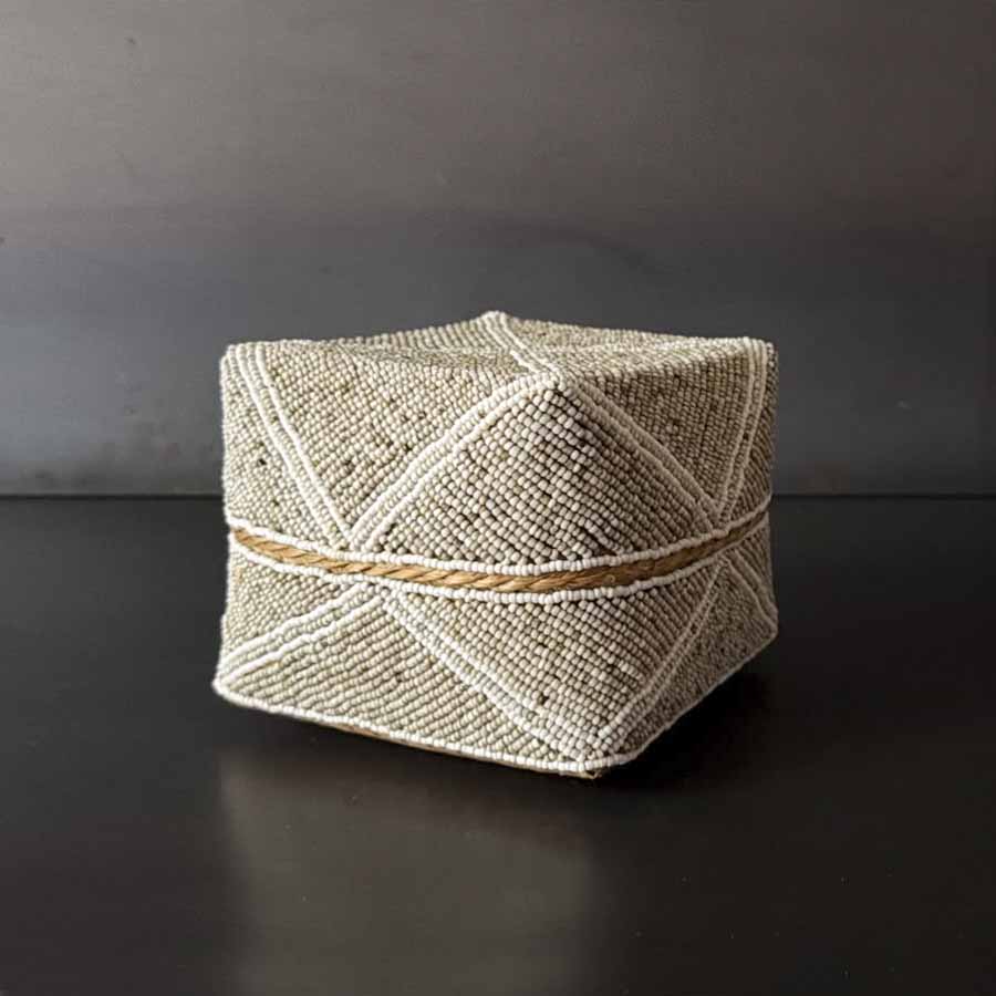 CANASTO BEIGE CUENTAS BLANCAS MED.  INJAY009B