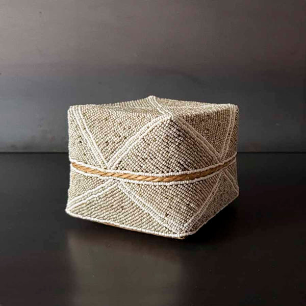 CANASTO BEIGE CUENTAS BLANCAS MED.  INJAY009B