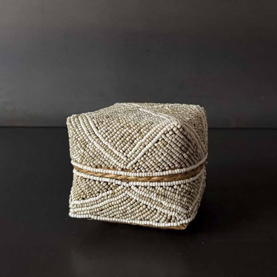 CANASTO BEIGE CUENTAS BLANCAS CH.  INJAY009C