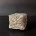 CANASTO BEIGE CUENTAS BLANCAS CH.  INJAY009C