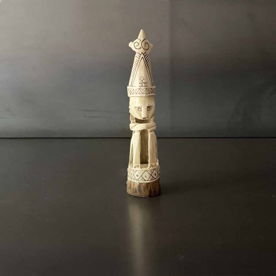 ESCULTURA SEÑOR SENTADO.   INKAL039