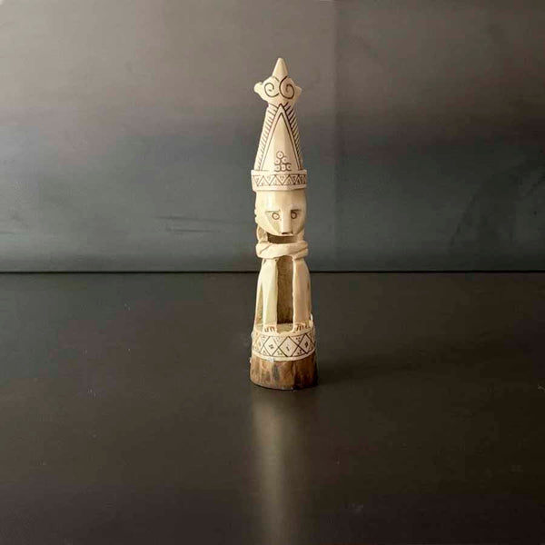 ESCULTURA SEÑOR SENTADO.   INKAL039