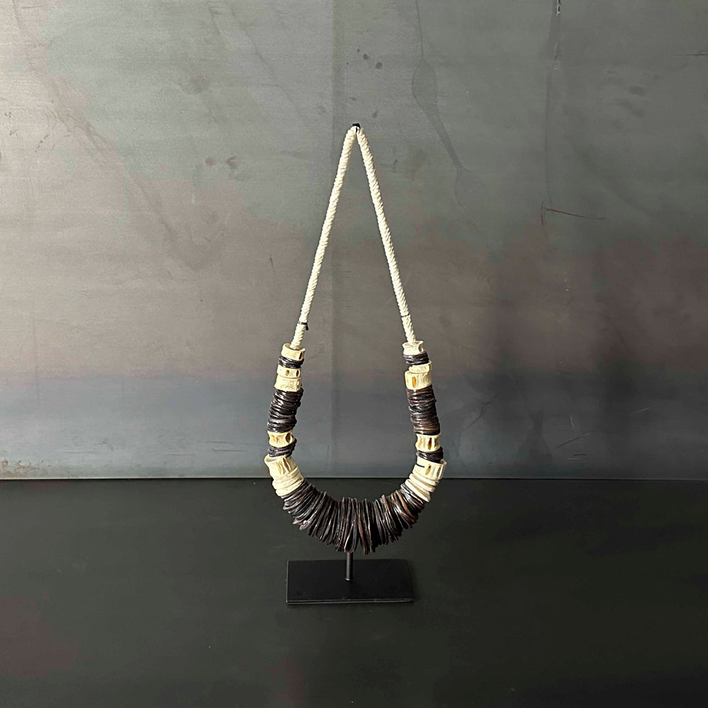 COLLAR CONCHA BCO Y NEGRO CON BASE.  INKUN002
