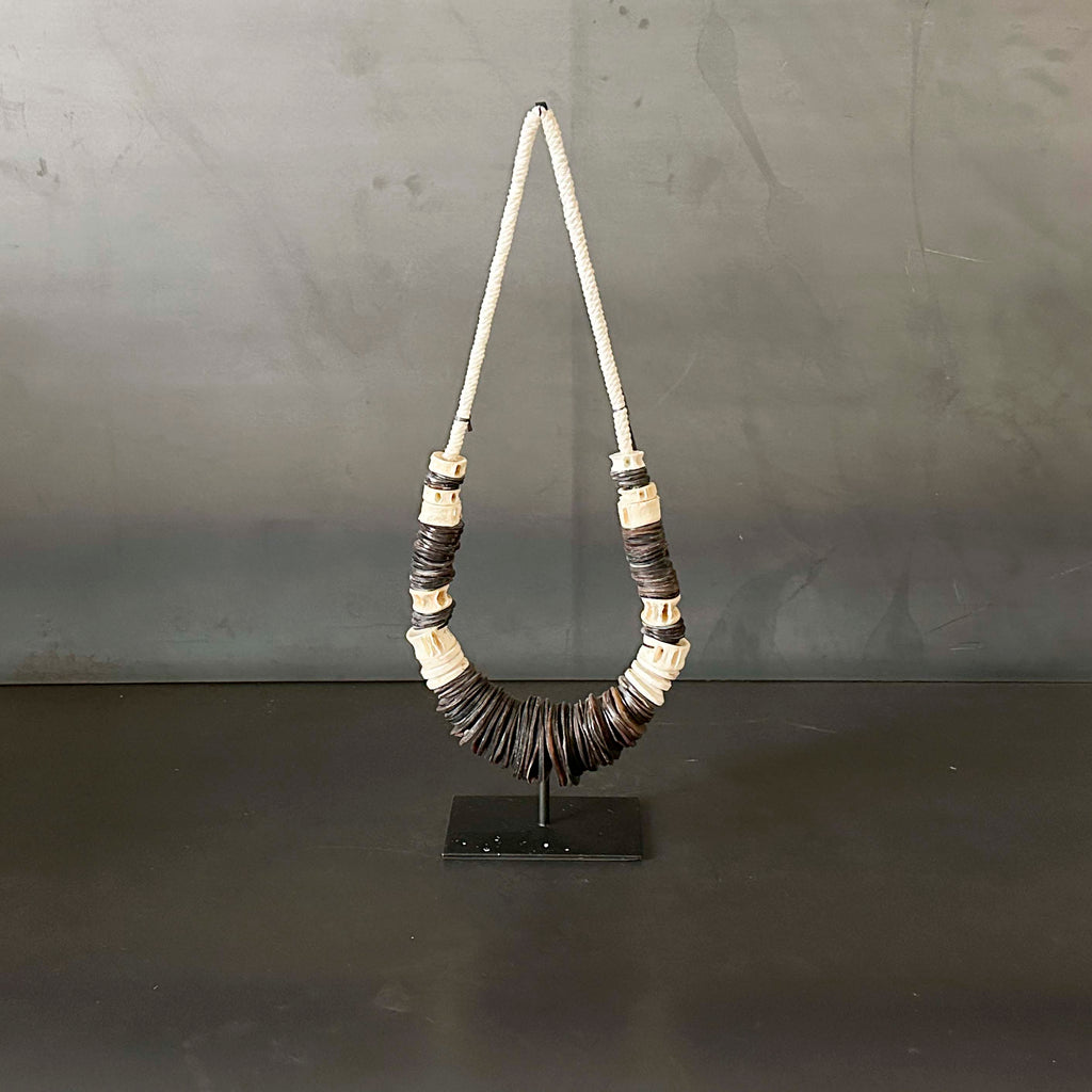COLLAR CONCHA BCO Y NEGRO CON BASE GDE.  INKUN003A