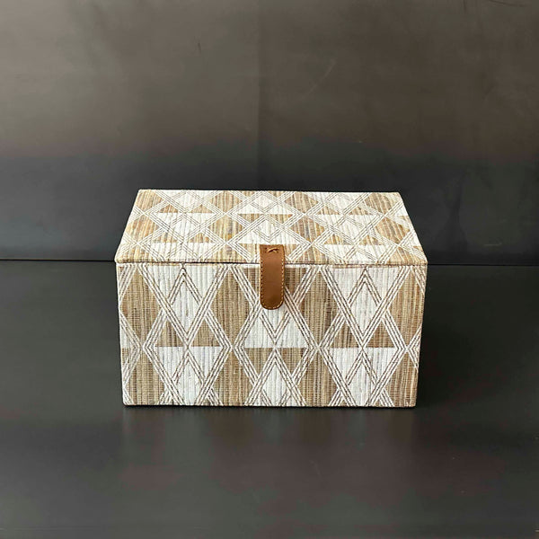 CAJA   BLANCA Y BEIGE  BROCHE FLECOS MED INPAN007B