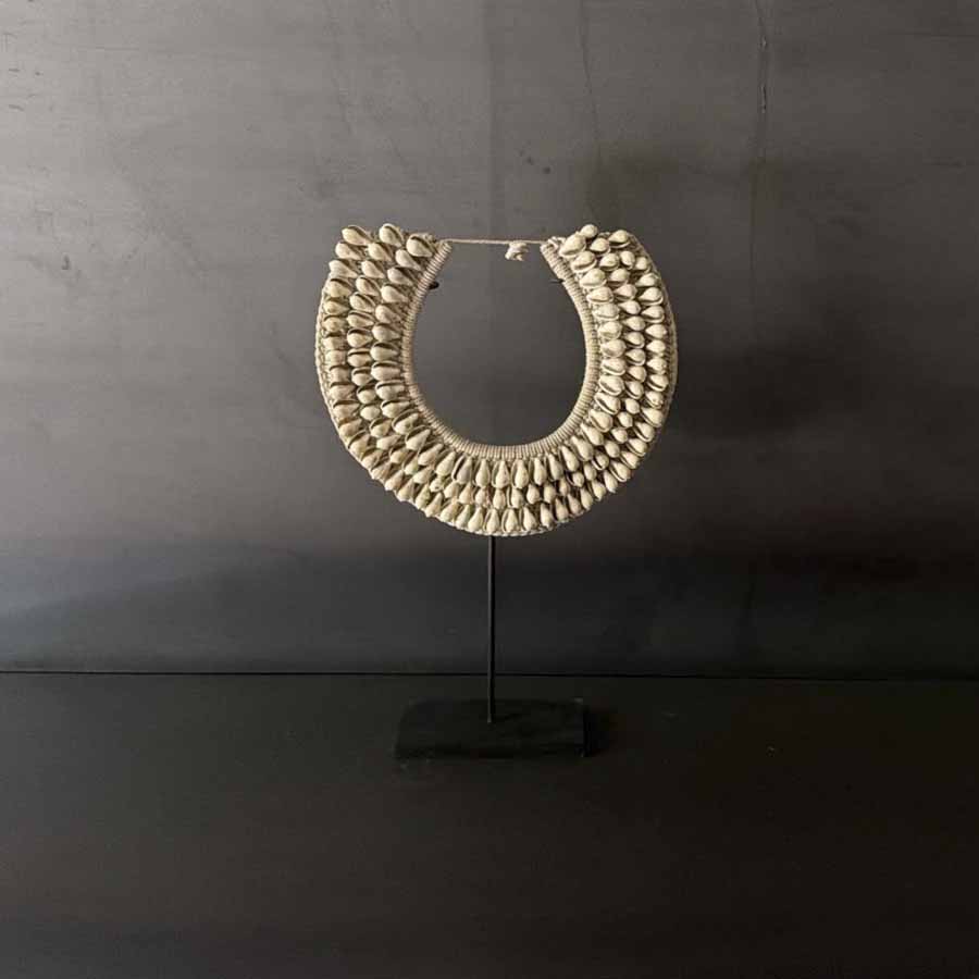 COLLAR BLANCO CARACOLES CON BASE.   INPAP078
