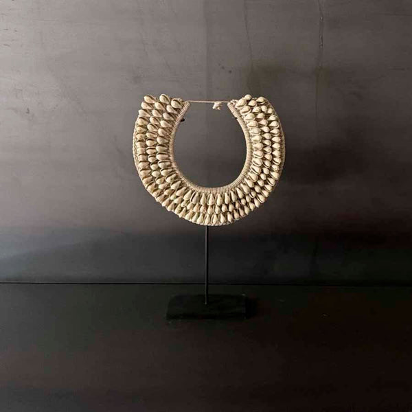 COLLAR BLANCO CARACOLES CON BASE.   INPAP078