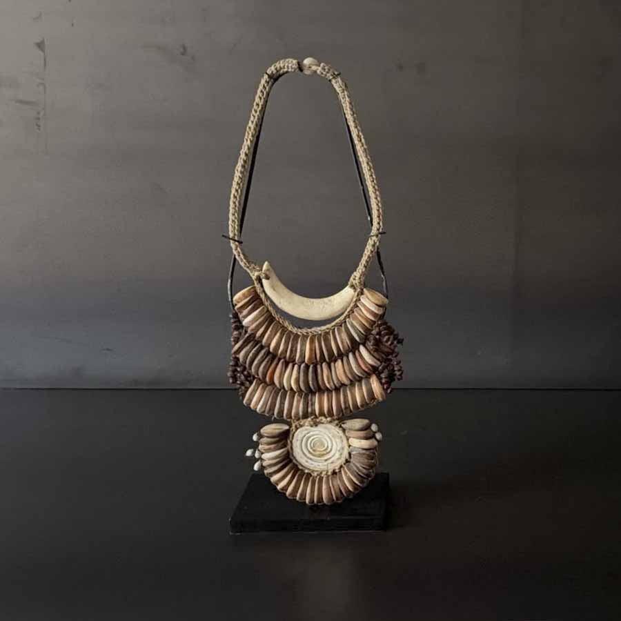 COLLAR CARACOLES RAFIA CON BASE.  INPAP087