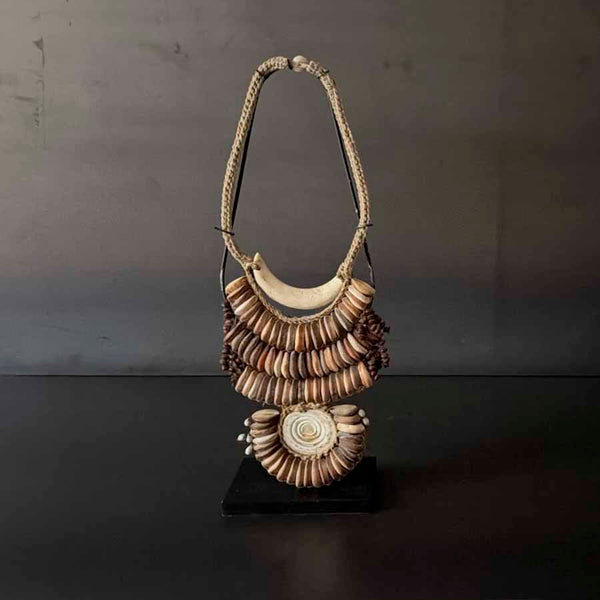 COLLAR CARACOLES RAFIA CON BASE.  INPAP087