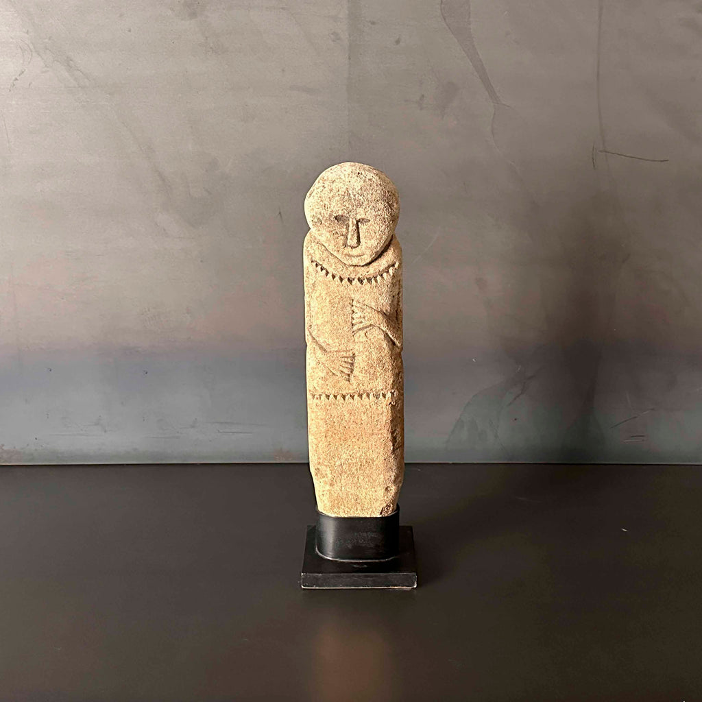 ESTATUA CON MANO.   INRET015