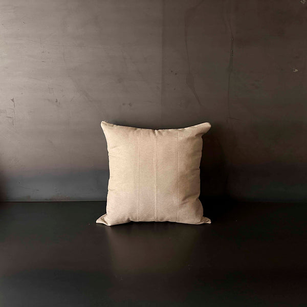 COJIN  CUADRADO LISO BEIGE.   MEDAN011C