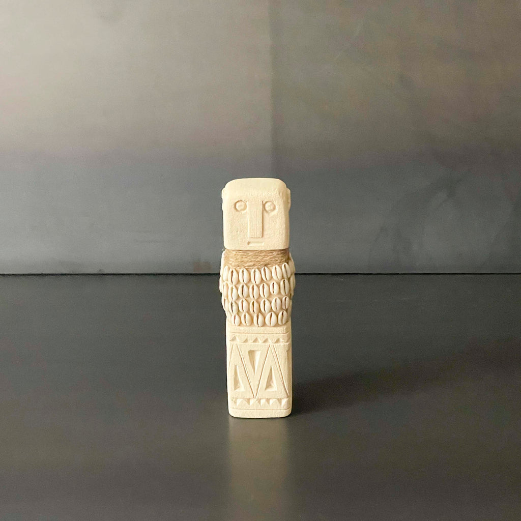 ESTATUA NIÑO BASE GRABADA.   INTON020A